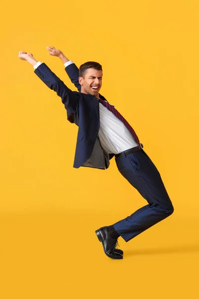 Dançando Jovem Empresário Fundo Amarelo — Fotografia de Stock