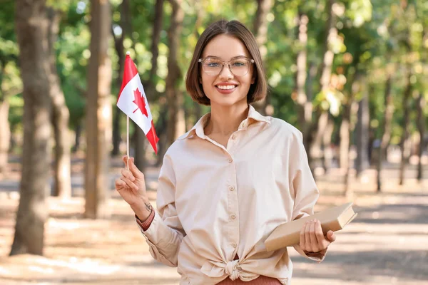 Mooie Studente Met Vlag Van Canada Boek Buiten — Stockfoto