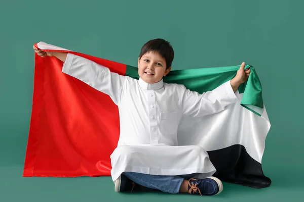 Aranyos Kisfiú Nemzeti Zászló Egyesült Arab Emírségek Színes Háttér — Stock Fotó