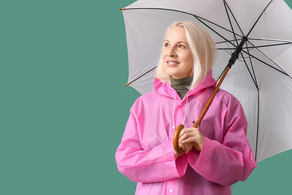 Hermosa Mujer Madura Impermeable Con Paraguas Sobre Fondo Color — Foto de Stock