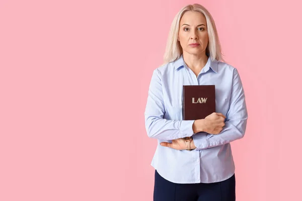 Volwassen Vrouw Rechter Met Wet Boek Roze Achtergrond — Stockfoto