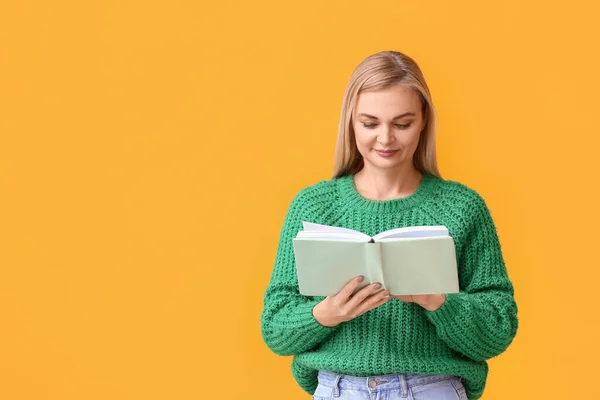 Schöne Frau Liest Buch Auf Gelbem Hintergrund — Stockfoto