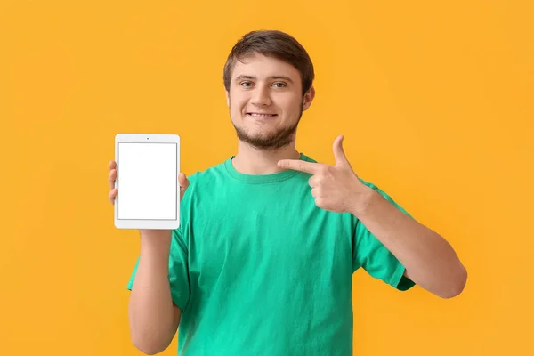 Junger Mann Mit Tablet Computer Auf Gelbem Hintergrund — Stockfoto