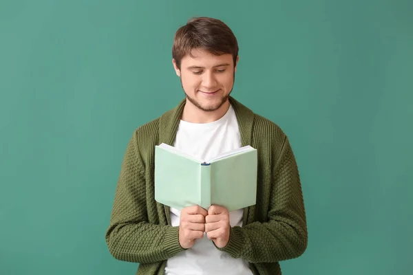 Красивий Молодий Чоловік Читає Книгу Зеленому Тлі — стокове фото