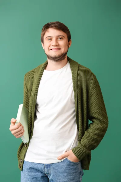 Schöner Junger Mann Mit Buch Auf Grünem Hintergrund — Stockfoto