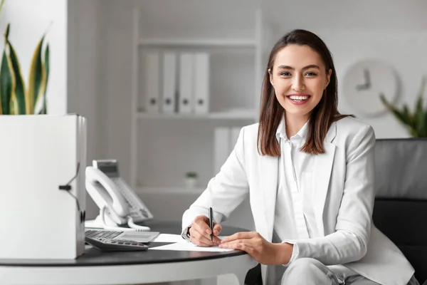Pretty Pengusaha Wanita Bekerja Meja Kantor — Stok Foto