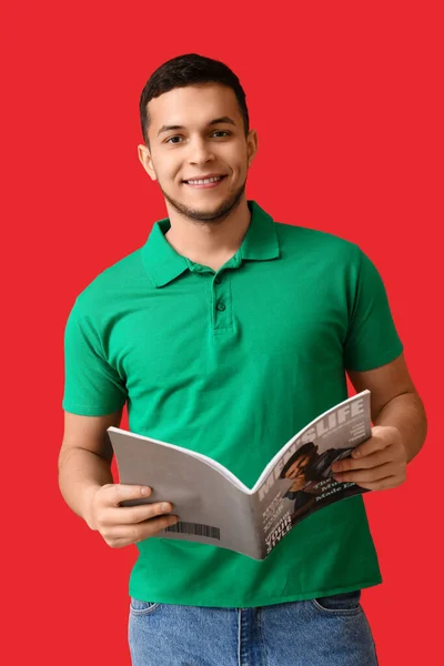 Fiatal Férfi Olvasás Magazin Piros Háttér — Stock Fotó