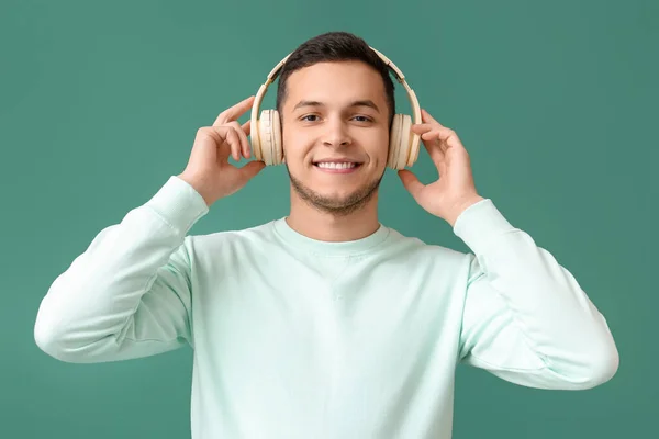 Νεαρός Ασύρματα Ακουστικά Ακούγοντας Μουσική Πράσινο Φόντο — Φωτογραφία Αρχείου