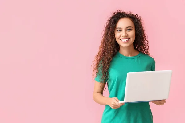 Junge Afroamerikanerin Mit Laptop Auf Rosa Hintergrund — Stockfoto