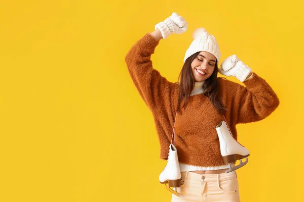Glückliche Frau Winterkleidung Und Mit Schlittschuhen Auf Farbigem Hintergrund — Stockfoto