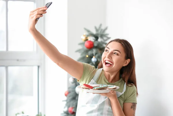 Beautiful Housewife Gingerbread Cookies Taking Selfie Kitchen — Stock Photo, Image