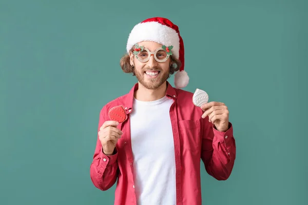 Jongeman Kerstdecor Met Peperkoek Koekjes Groene Achtergrond — Stockfoto