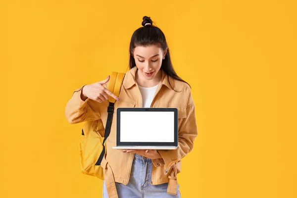 Porträt Der Schönen Studentin Mit Laptop Auf Farbigem Hintergrund — Stockfoto