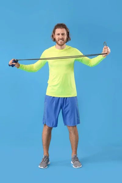 Pria Sporty Dengan Tali Lompat Pada Latar Belakang Biru — Stok Foto
