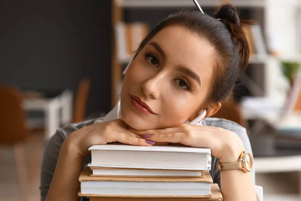 Estudante Bonita Com Pilha Livros Biblioteca — Fotografia de Stock