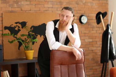 Yakışıklı sakallı iş adamının portresi.