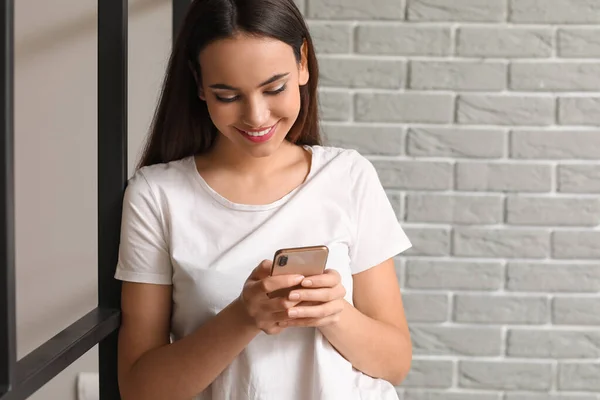 Mooie Jonge Vrouw Met Mobiele Telefoon Thuis — Stockfoto