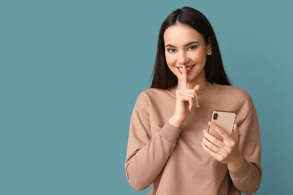 Mooie Jonge Vrouw Met Mobiele Telefoon Tonen Stilte Gebaar Blauwe — Stockfoto