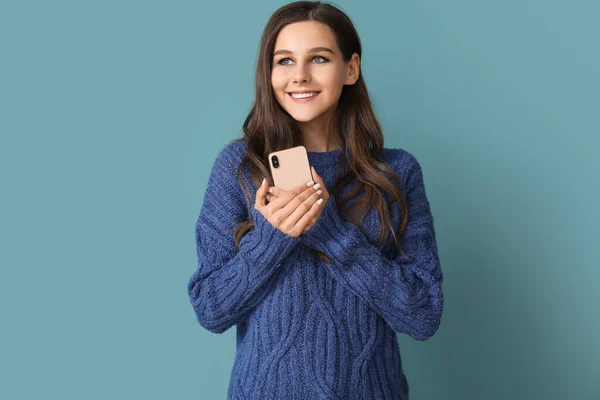 Красивая Девушка Мобильным Телефоном Синем Фоне — стоковое фото