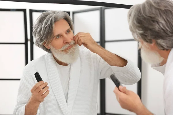 Volwassen Man Het Verzorgen Van Zijn Baard Snor Badkamer — Stockfoto