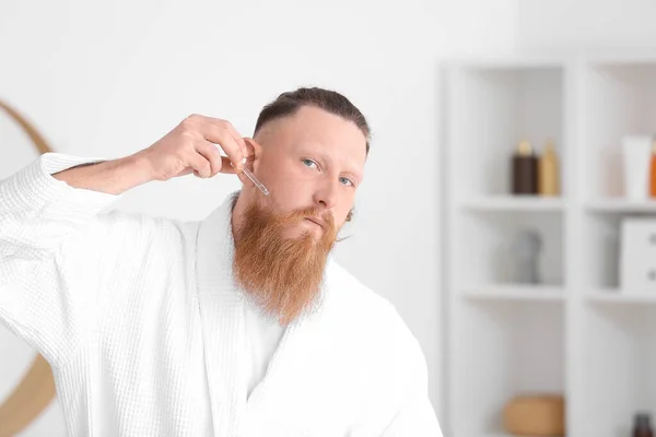 Knappe Man Met Serum Die Thuis Voor Zijn Baard Zorgt — Stockfoto