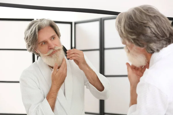 Volwassen Man Het Verzorgen Van Zijn Baard Snor Badkamer — Stockfoto