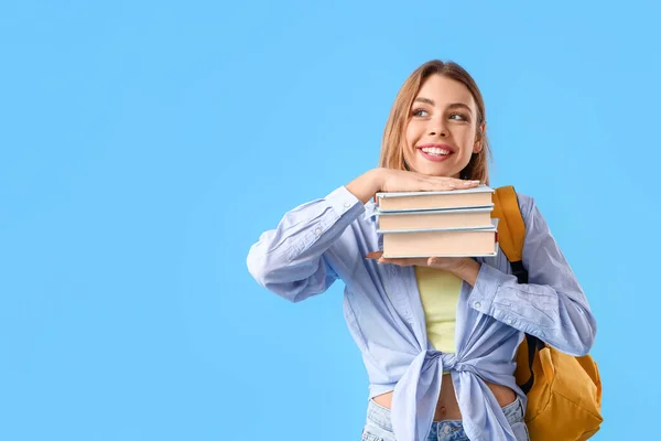 Estudiante Femenina Con Libros Sobre Fondo Azul — Foto de Stock