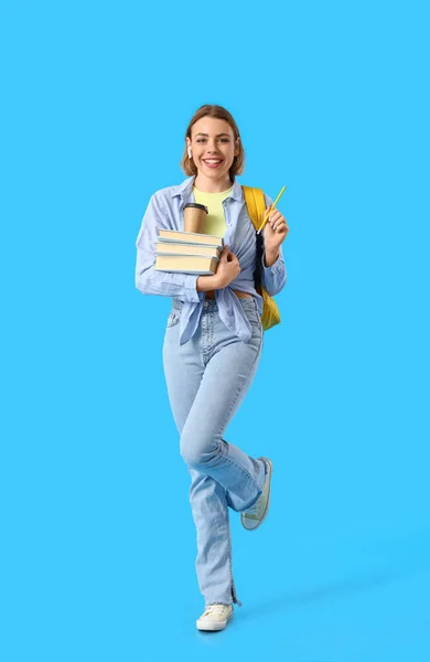 Estudiante Femenina Con Libros Sobre Fondo Azul — Foto de Stock