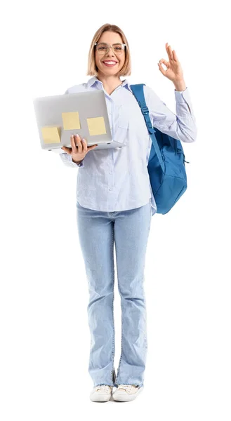 Estudante Feminina Com Laptop Mostrando Fundo Branco — Fotografia de Stock