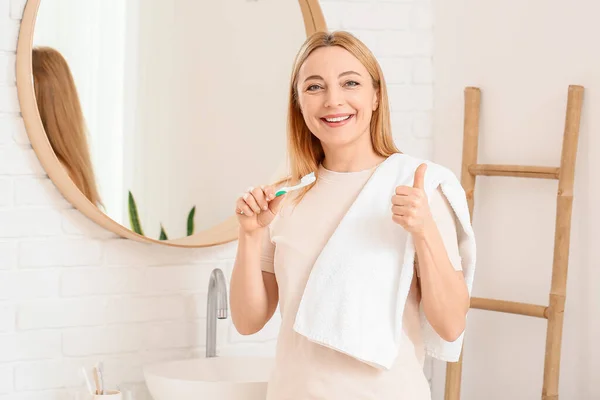 Güzel Olgun Bir Kadın Banyoda Dişlerini Fırçalarken Baş Parmağını Kaldırıyor — Stok fotoğraf