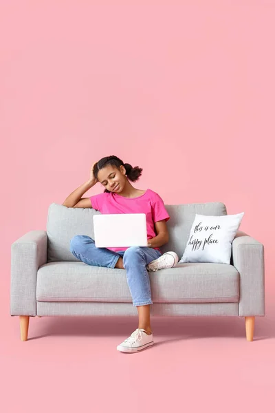 Afrikaans Amerikaanse Tiener Meisje Met Laptop Zitten Bank Tegen Roze — Stockfoto