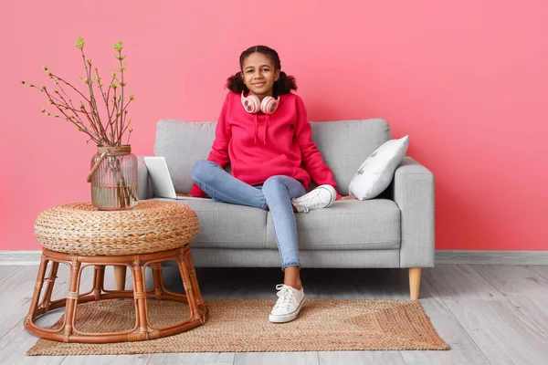 African American Teenage Girl Sitting Sofa Home — Stock Photo, Image