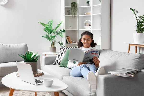 Adolescente Afroamericana Leyendo Revista Mientras Está Sentada Sofá Casa — Foto de Stock