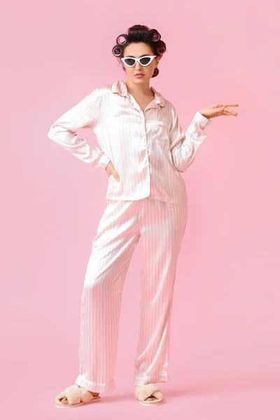 Gyönyörű Fiatal Pizsamában Hajcsavaró Napszemüveg Rózsaszín Háttér — Stock Fotó