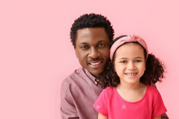 Retrato Niña Afroamericana Padre Sobre Fondo Rosa —  Fotos de Stock