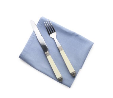 Beyaz arka planda peçeteli çatal bıçak.