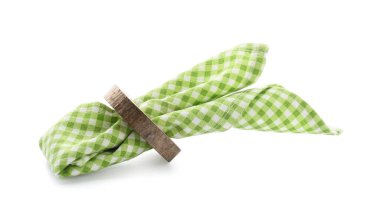 Beyaz arkaplanda temiz peçete tutan