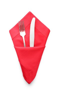 Beyaz arka planda peçeteli çatal bıçak.