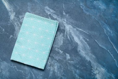 Renkli arkaplanda temiz peçete