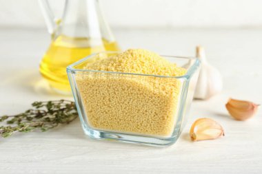 Masada bir kase çiğ kuskus var.