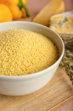 Masada bir kase çiğ kuskus, yakın plan.