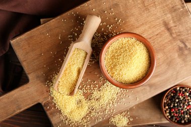 Masada çiğ kuskus ve baharatla kase ve kepçe