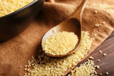 Masada çiğ kuskus kaşığı.