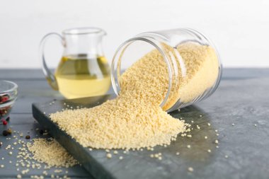 Masada çiğ kuskus olan kavanoz.