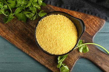 Masada maydanozlu bir kase çiğ kuskus