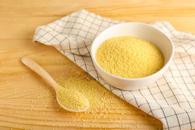 Masada çiğ kuskus ile kase ve kaşık