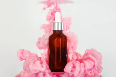 Arka planda boya lekesi olan kozmetik şişesi.