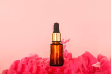 Arka planda boya lekesi olan kozmetik şişesi.