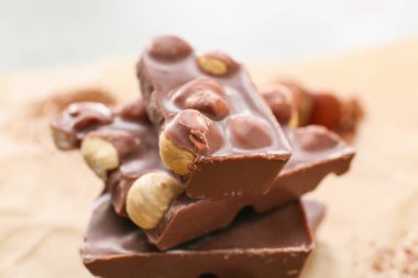 Masada fındıklı lezzetli çikolata parçaları, yakın plan.