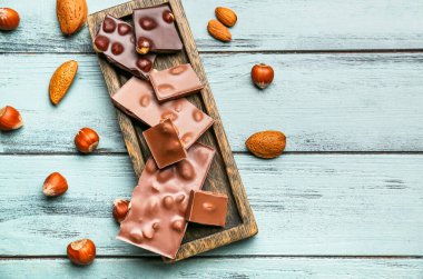 Masada fındıklı çikolata parçaları.